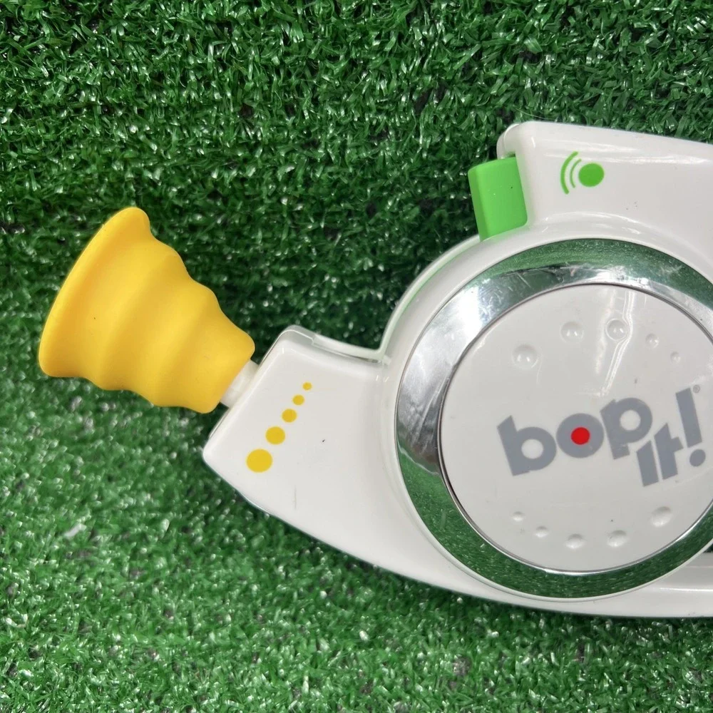 Hasbro Bop It!‎ Electronic Game for Kids 2008 01091